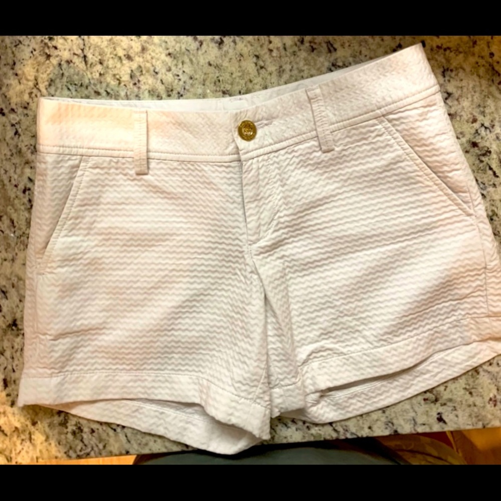 The CALLAHAN Lilly Pulitzer shorts size 2. Like condition      5 inch inseam.